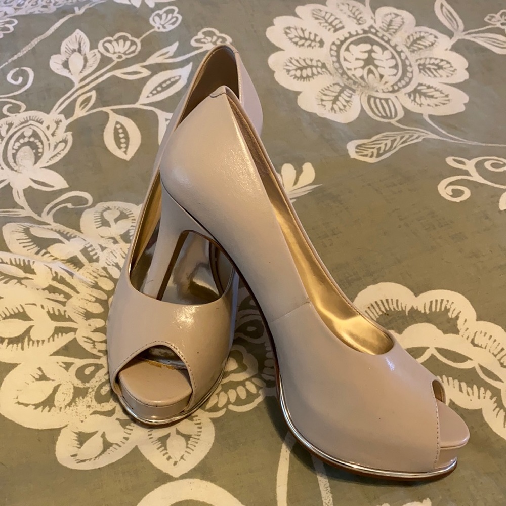 9 West Platform Pumps Beige Leather Sz 5 Good used condition